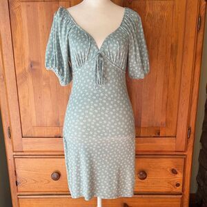 Mistyrose Elegant Green Floral Dress.  Stretchy.  Comfortable.  Sweet.  Size L.